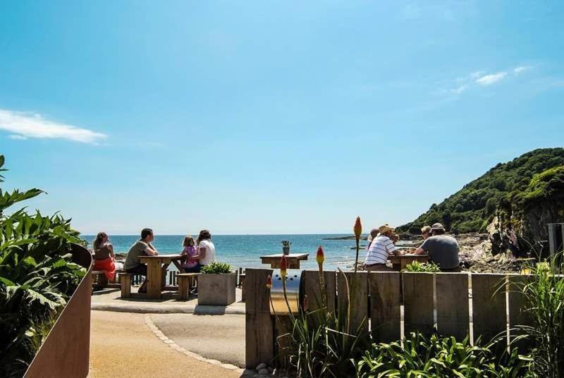Cosy Beachfront Retreat With Stunning Sea Views & Free Access To A Local Indoor Pool Talland Экстерьер фото