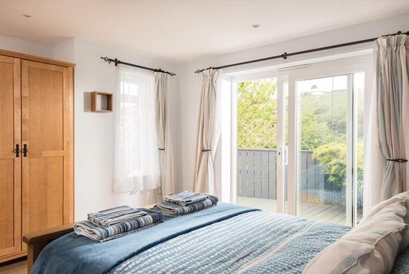 Cosy Beachfront Retreat With Stunning Sea Views & Free Access To A Local Indoor Pool Talland Экстерьер фото