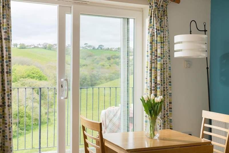 Cosy Beachfront Retreat With Stunning Sea Views & Free Access To A Local Indoor Pool Talland Экстерьер фото