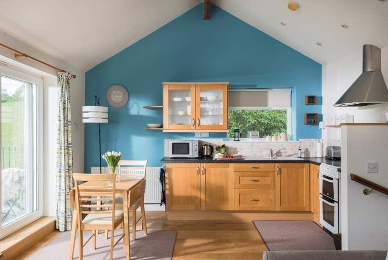 Cosy Beachfront Retreat With Stunning Sea Views & Free Access To A Local Indoor Pool Talland Экстерьер фото