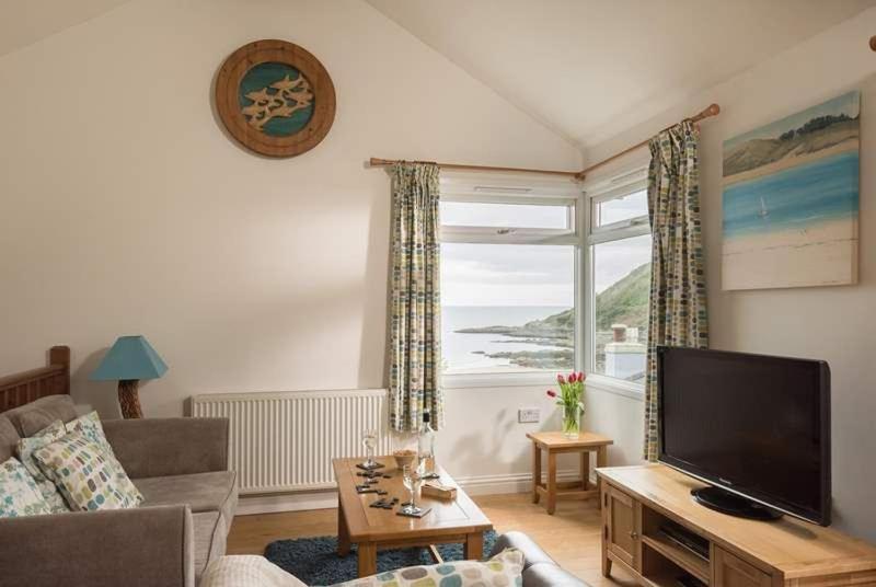 Cosy Beachfront Retreat With Stunning Sea Views & Free Access To A Local Indoor Pool Talland Экстерьер фото