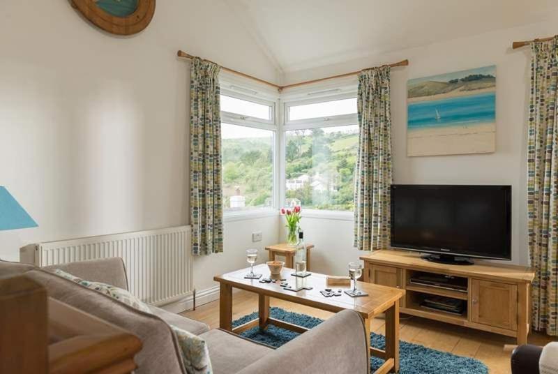 Cosy Beachfront Retreat With Stunning Sea Views & Free Access To A Local Indoor Pool Talland Экстерьер фото